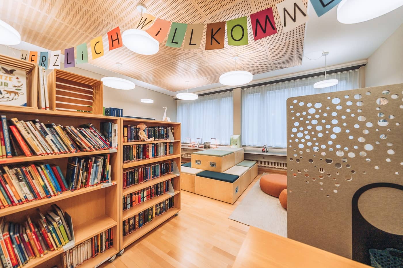 Die B&uuml;cherecke in einem Schulzimmer ist durch eine Akustikwand getrennt